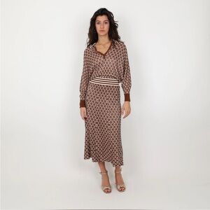 Ossie
Retro Flower Knit Midi Dress